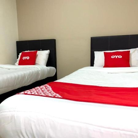 Oyo 89902 Semerah Suites Homestay Pontian Pontian Kecil Exterior photo