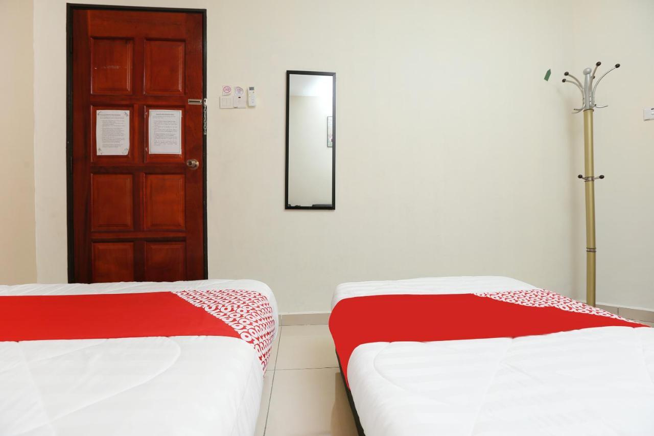 Oyo 89902 Semerah Suites Homestay Pontian Pontian Kecil Exterior photo