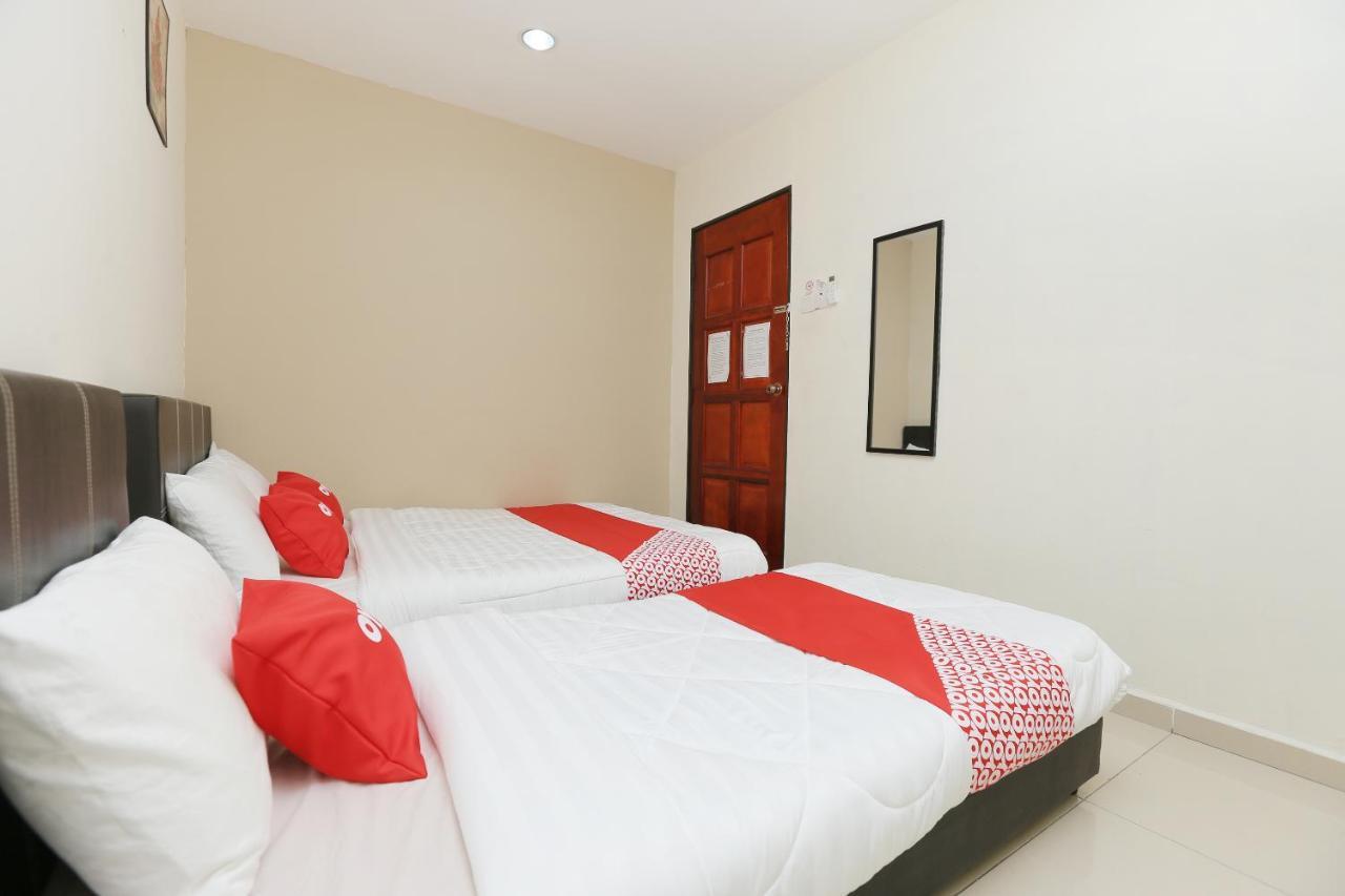 Oyo 89902 Semerah Suites Homestay Pontian Pontian Kecil Exterior photo