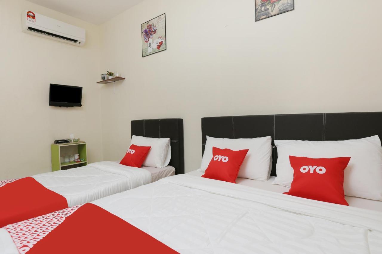 Oyo 89902 Semerah Suites Homestay Pontian Pontian Kecil Exterior photo